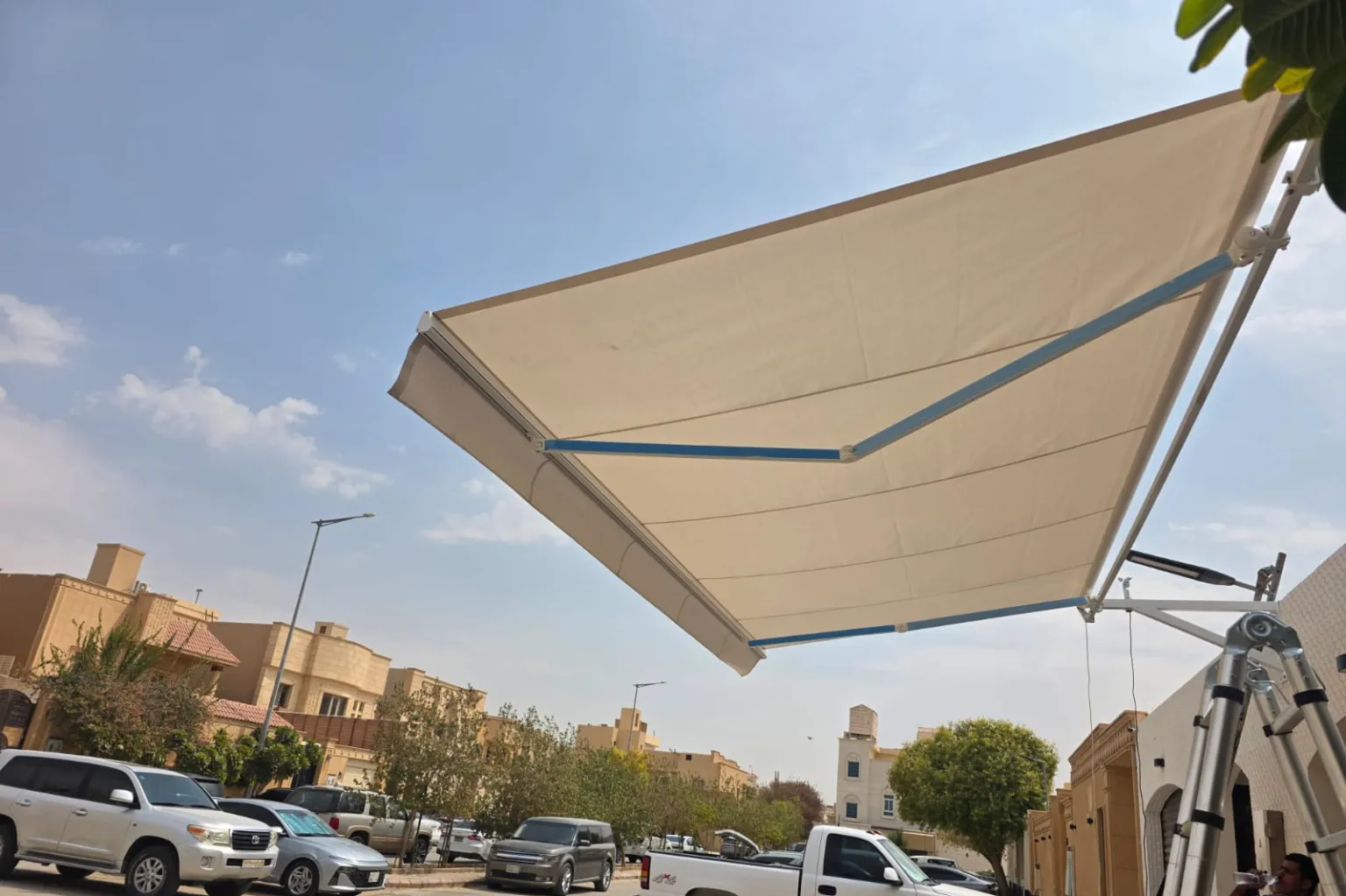 مظلات كهربائية متحركة في الرياض